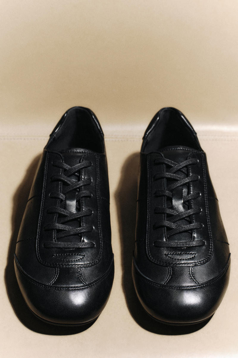 COS ミニマルレザースニーカー