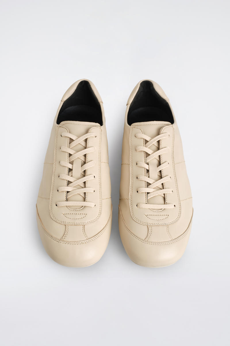 COS ミニマルレザースニーカー