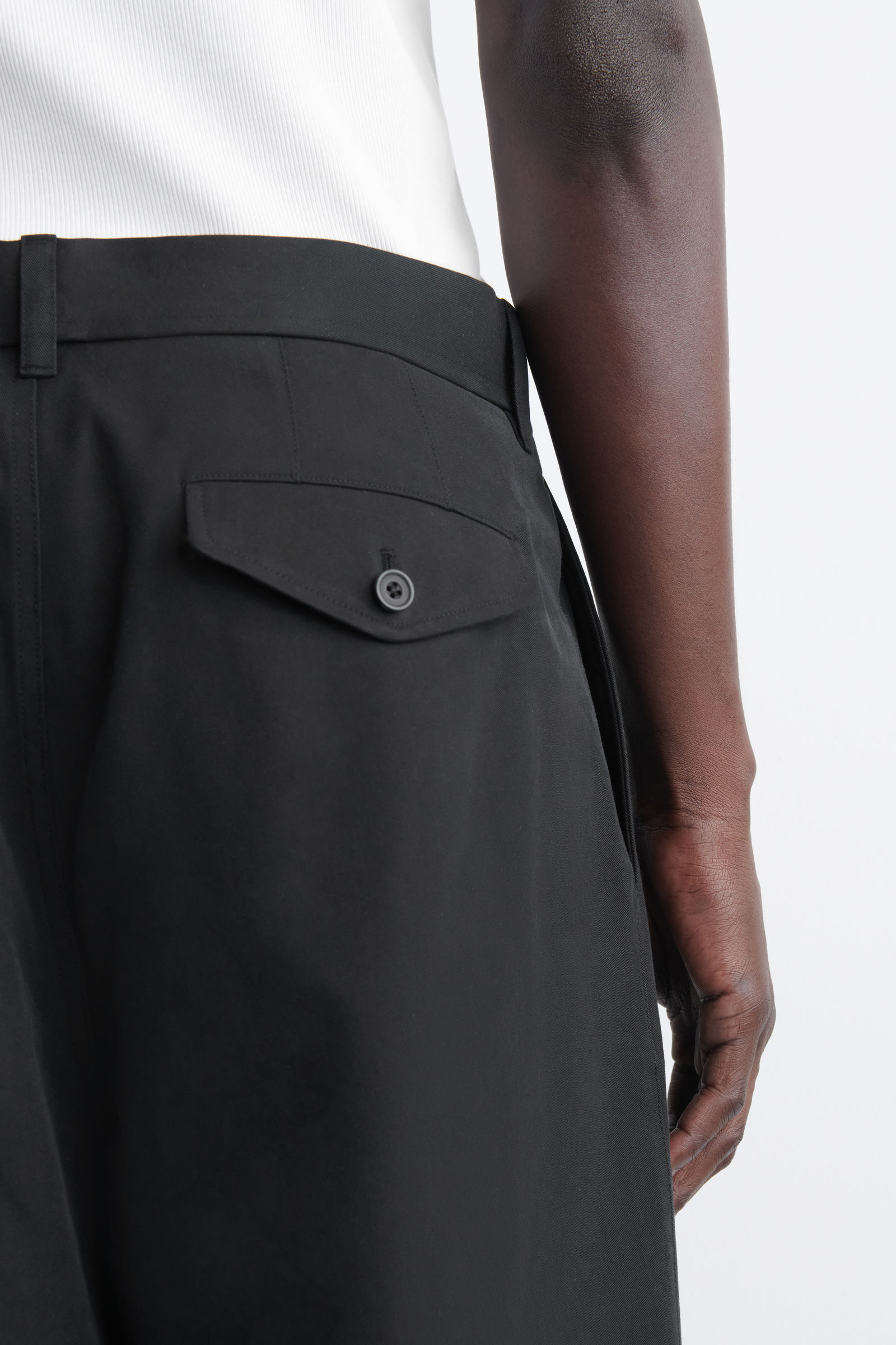 COTTON WIDE-LEG CHINOS コットンワイドレッグチノ ブラック｜COS コス