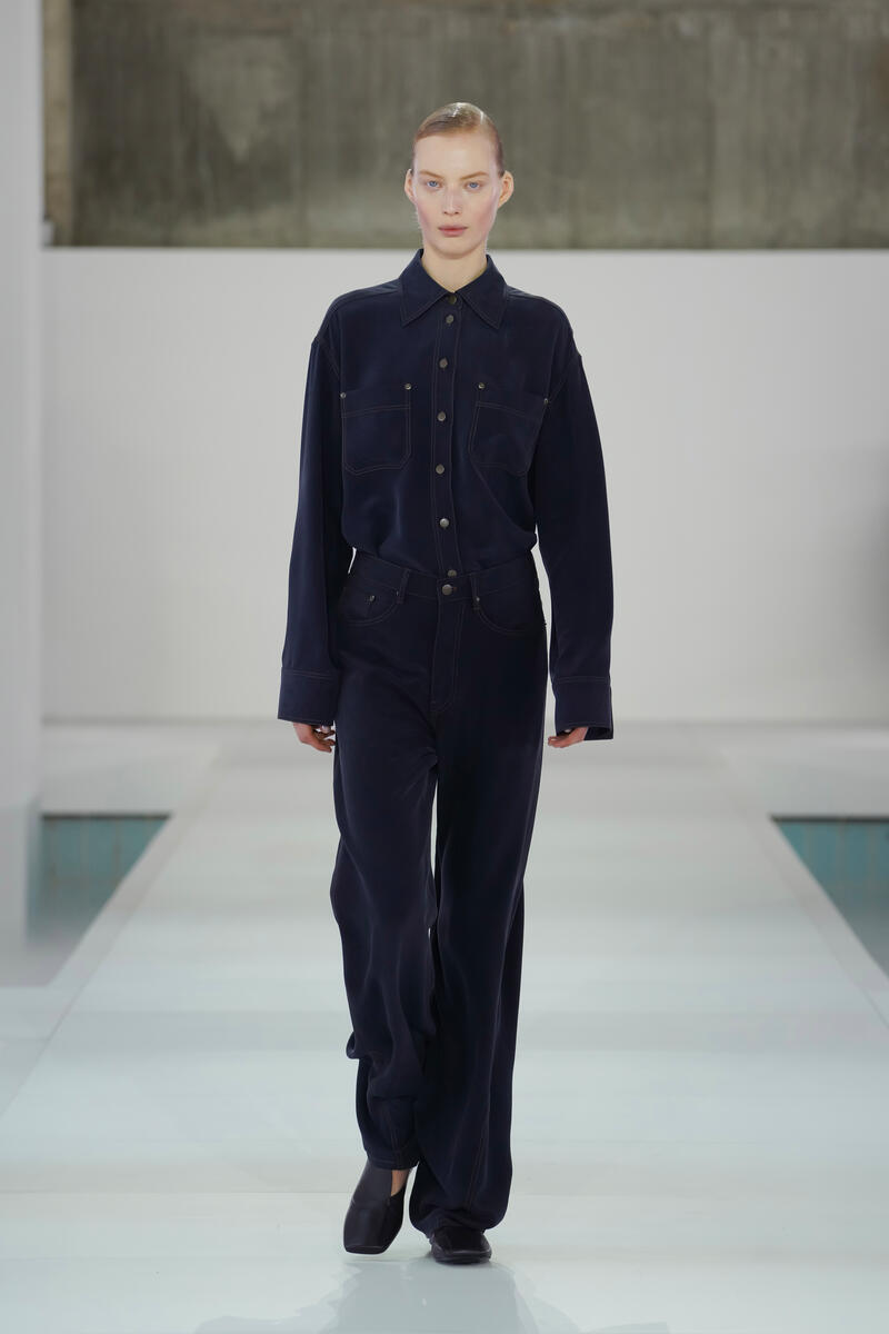 DENIM-EFFECT SILK TROUSERS デニムエフェクト シルクパンツ