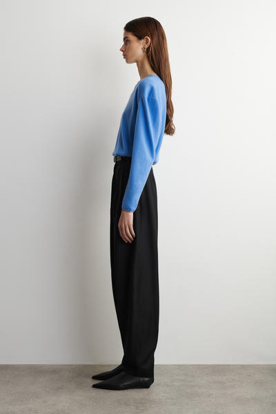 COS メリノウール素材Vネックセーター