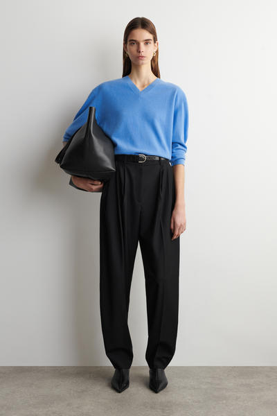 COS メリノウール素材Vネックセーター