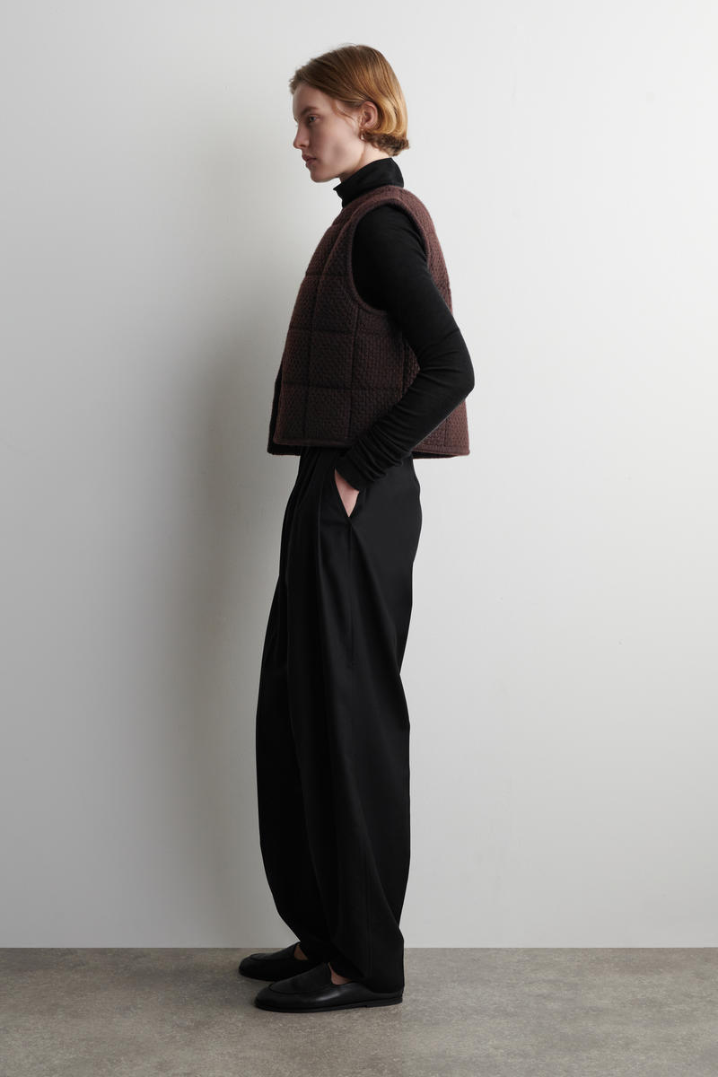 COS パデッドメリノウールニットベスト