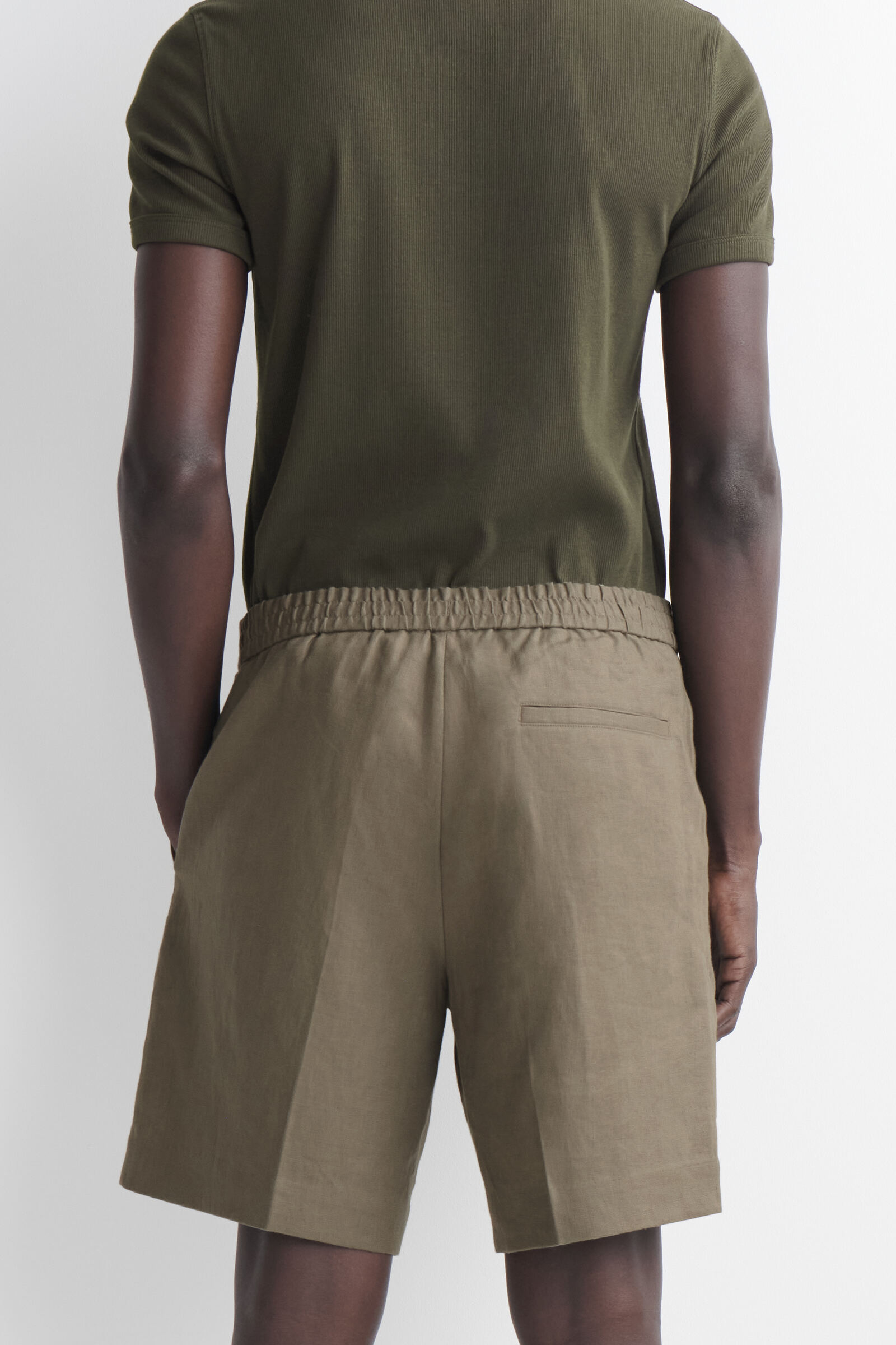 TAILORED LINEN SHORTS テーラードリネン ショートパンツ カーキ｜COS