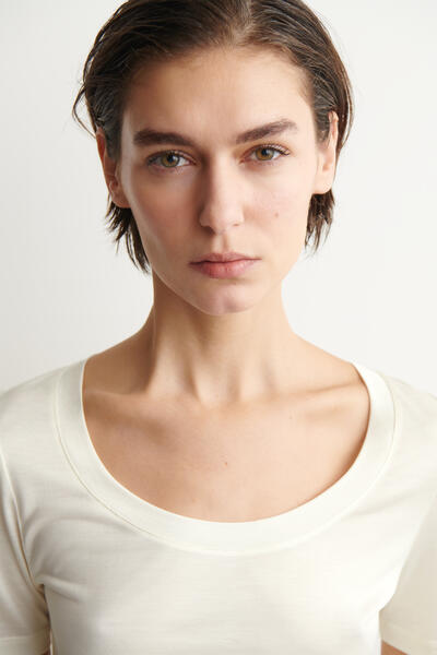 COS スリムシルクTシャツ