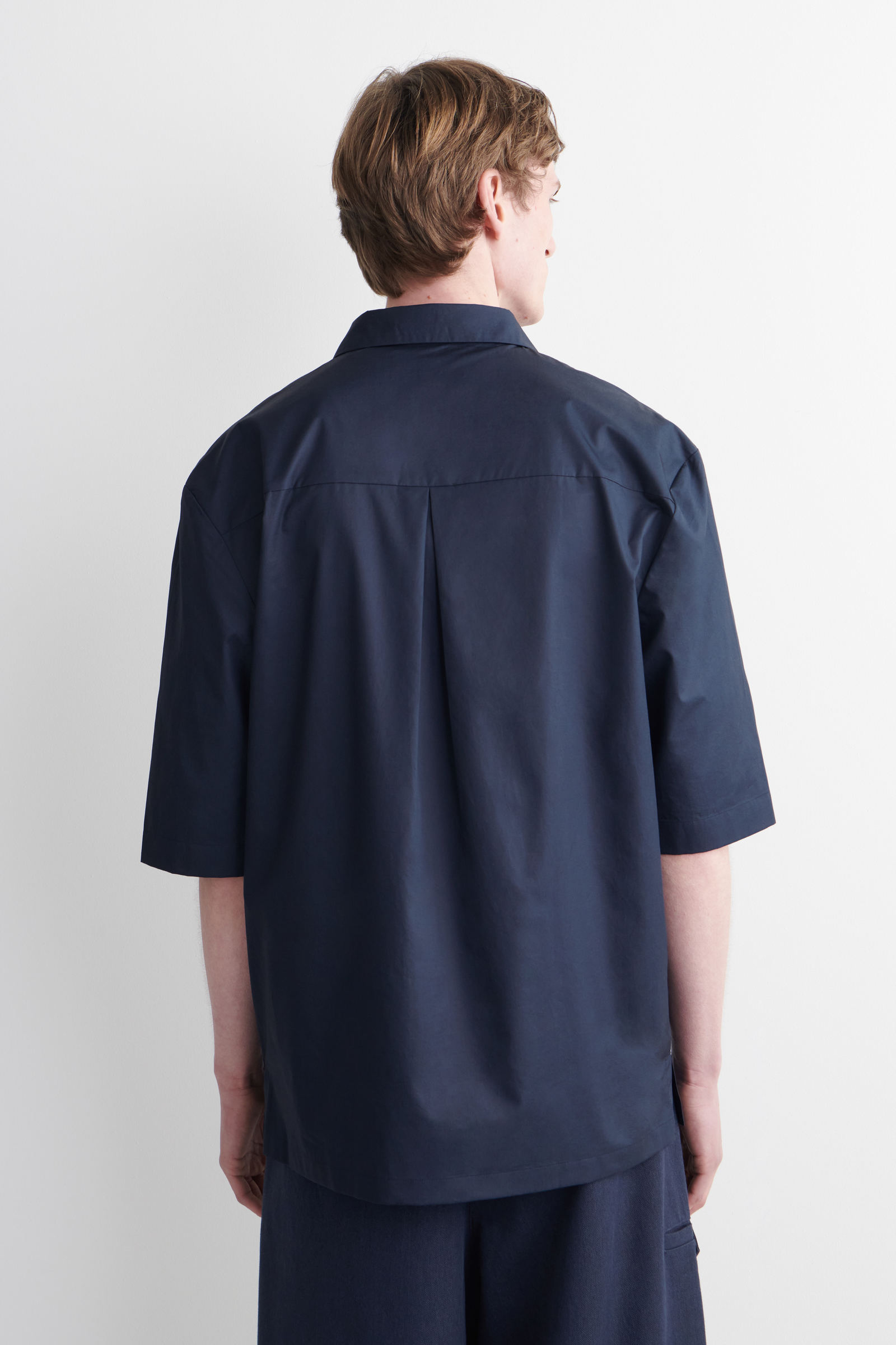 SHORT-SLEEVED COTTON SHIRT 半袖コットンシャツ ネイビー｜COS コス