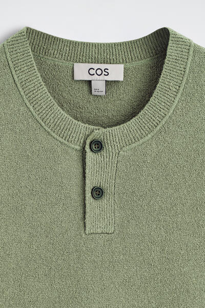COS ブークレニットヘンリーネックTシャツ
