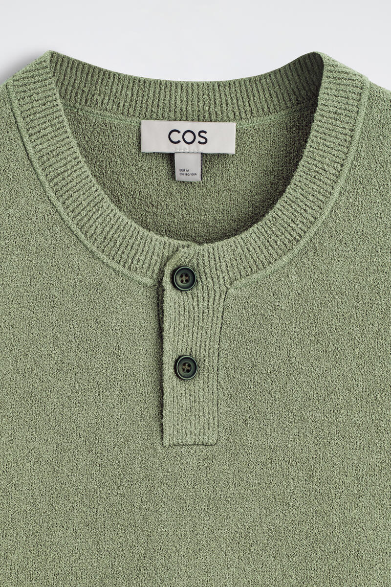 COS ブークレニットヘンリーネックTシャツ