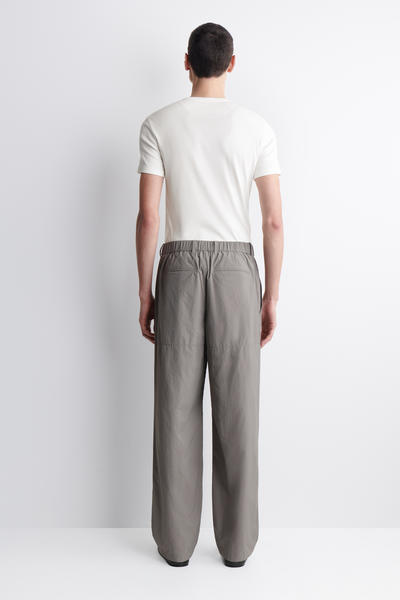 COS ナイロン バレルレッグパンツ