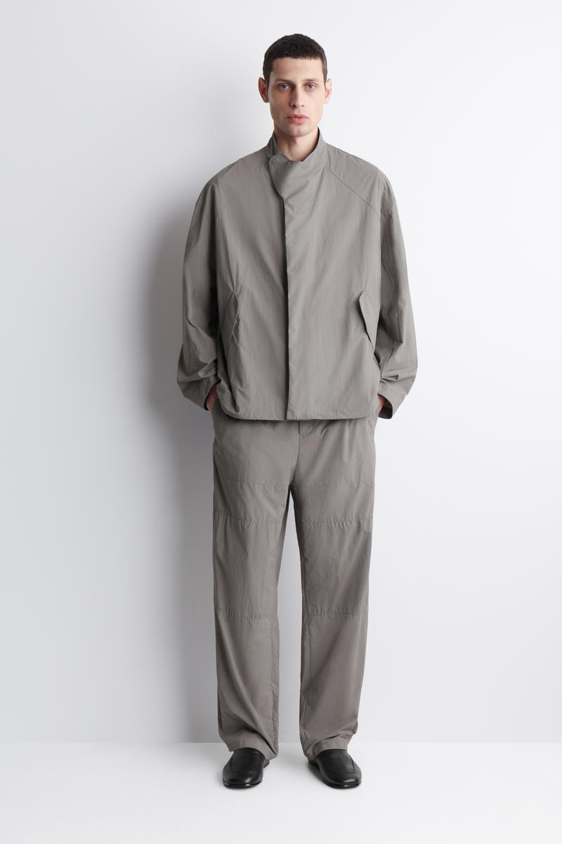 COS ナイロン バレルレッグパンツ