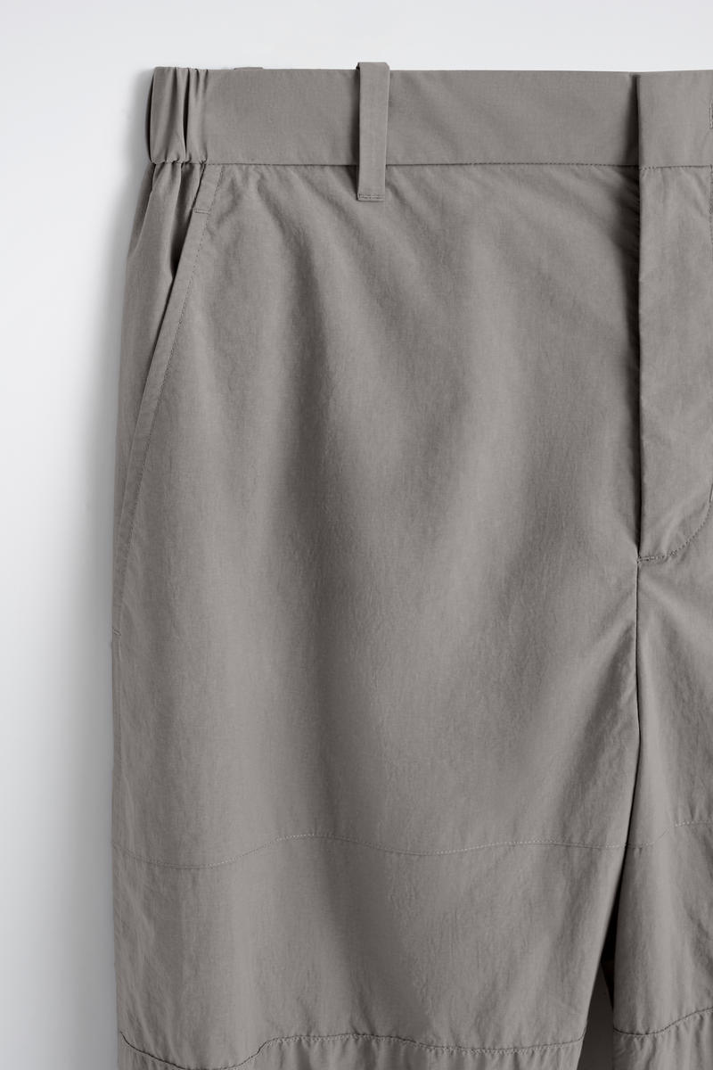 COS ナイロン バレルレッグパンツ