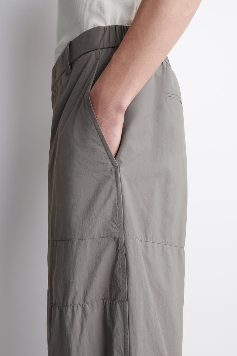 COS ナイロン バレルレッグパンツ