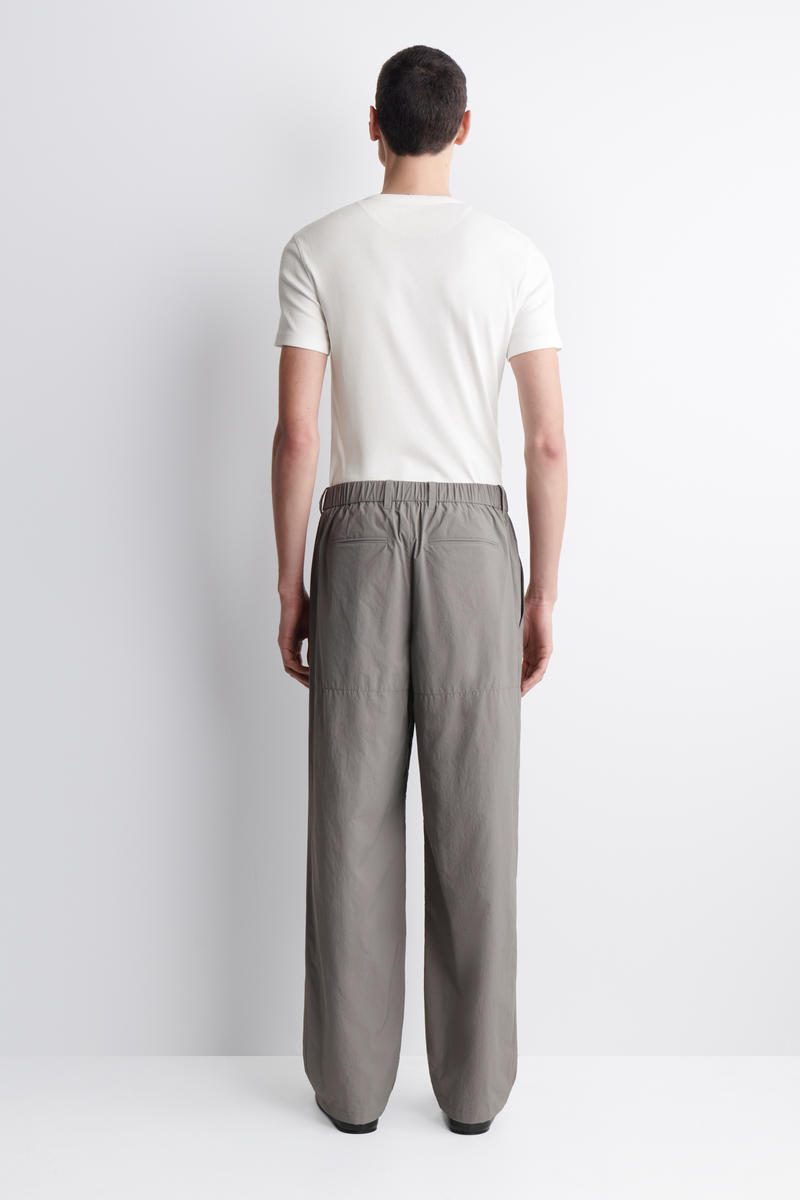 COS ナイロン バレルレッグパンツ