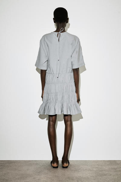 COS スモックシアサッカーミニドレス