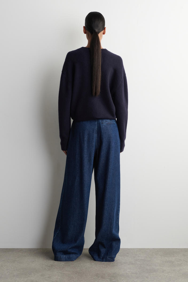 COS タック入りワイドレッグデニムパンツ