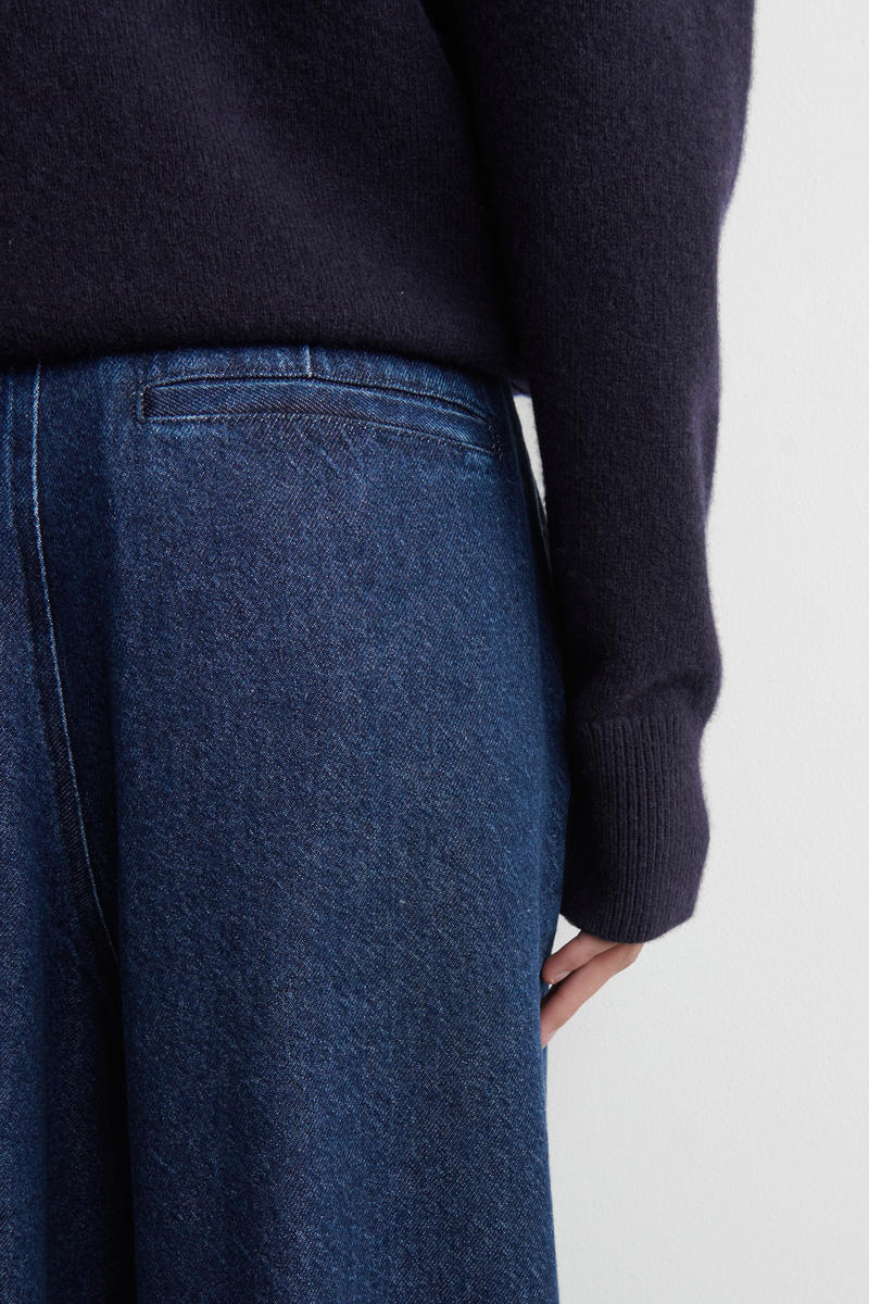 COS タック入りワイドレッグデニムパンツ