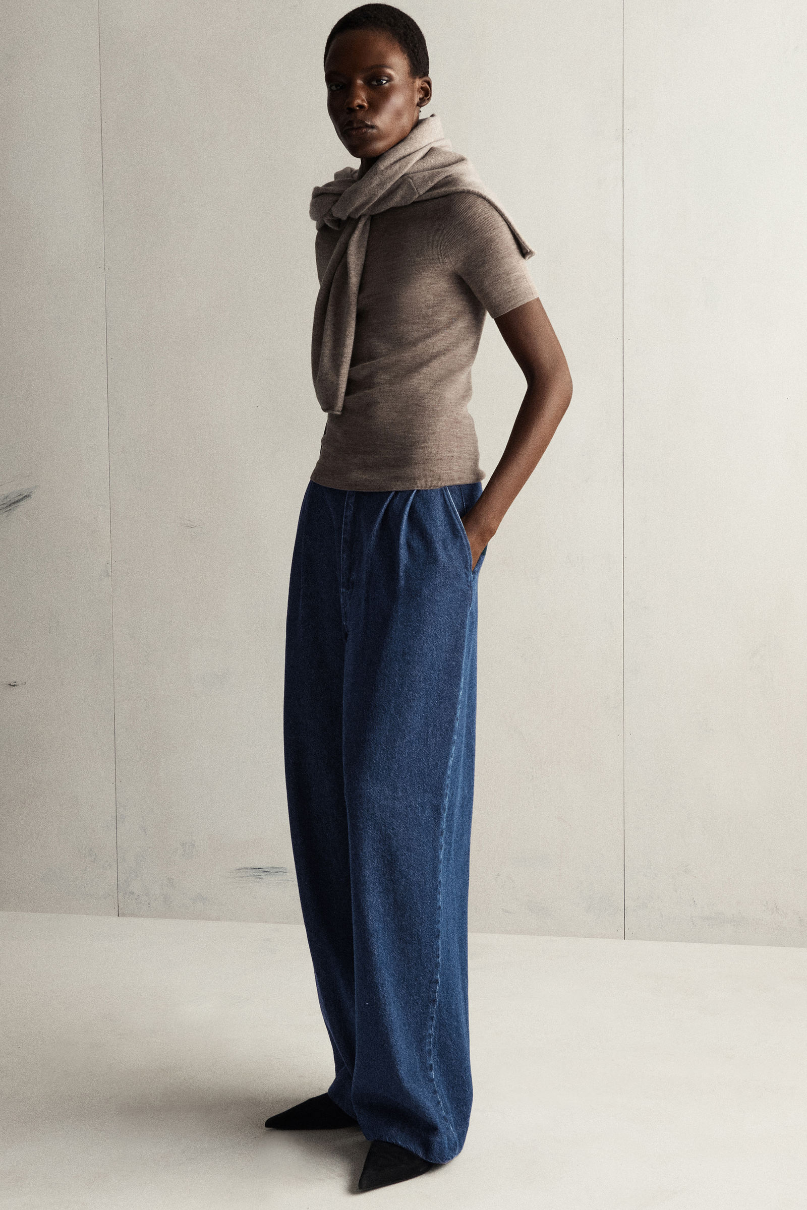 PLEATED WIDE-LEG DENIM TROUSERS タック入りワイドレッグデニムパンツ