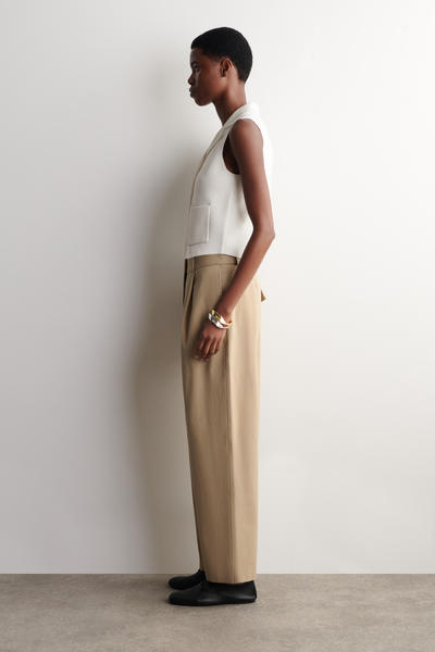 COS ブークレニットベスト