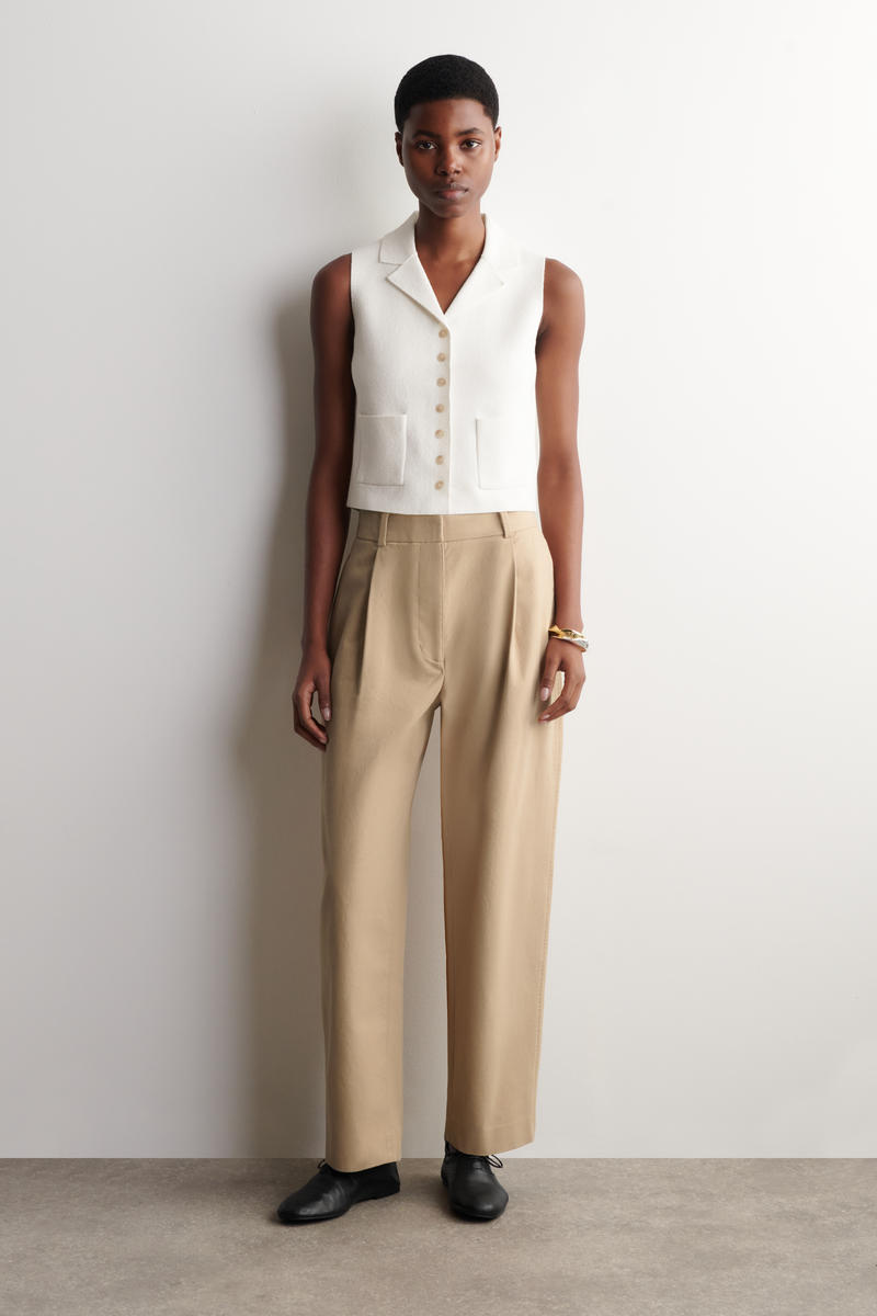 COS ブークレニットベスト