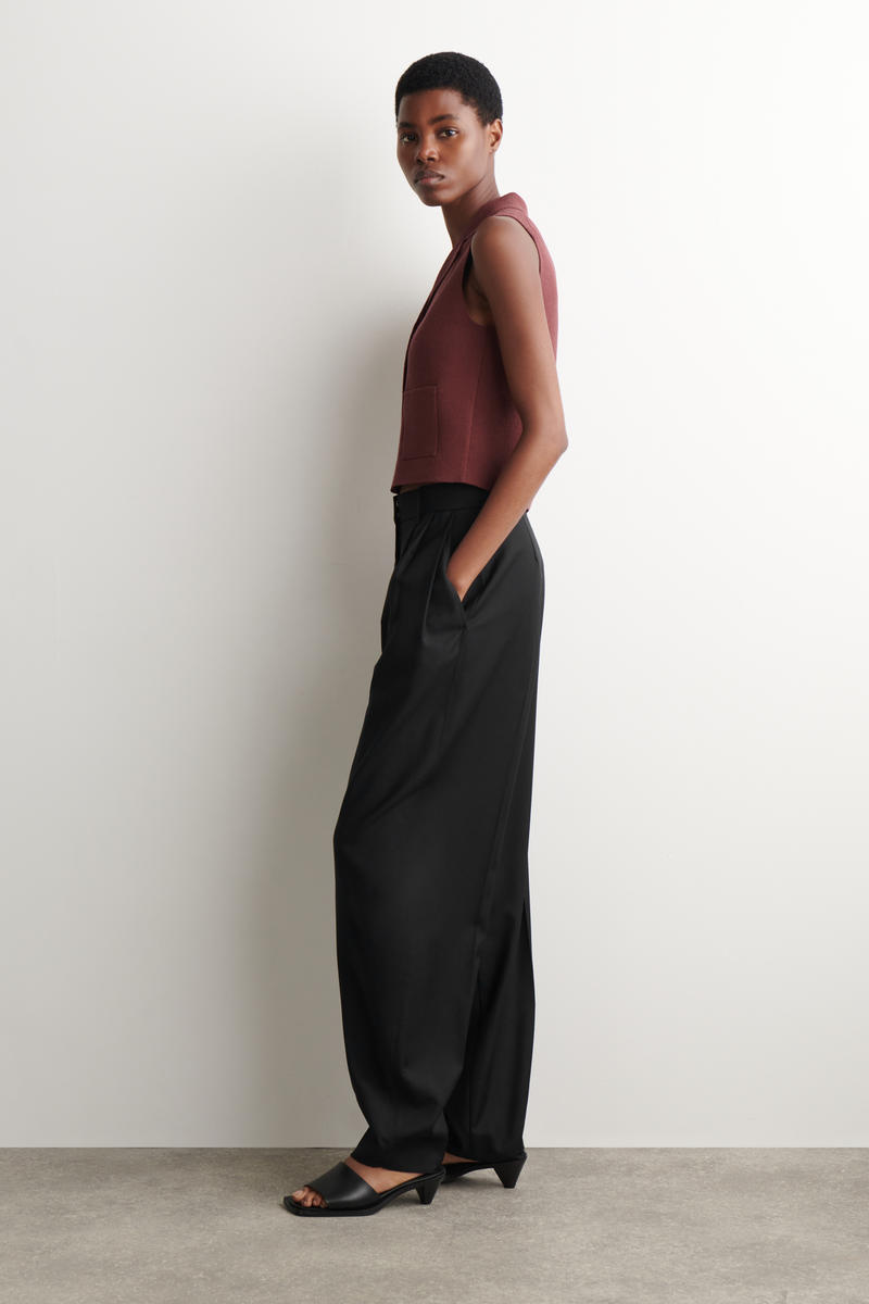 COS ブークレニットベスト