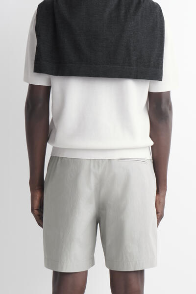 COS ストレッチコットンショートパンツ