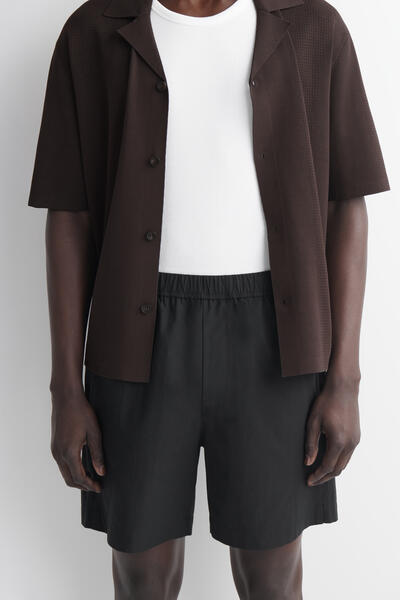 COS ストレッチコットンショートパンツ