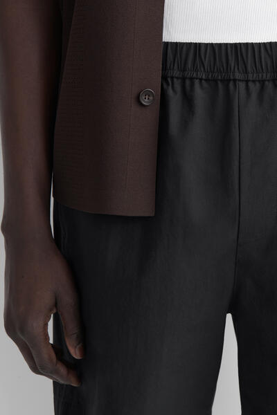 COS ストレッチコットンショートパンツ