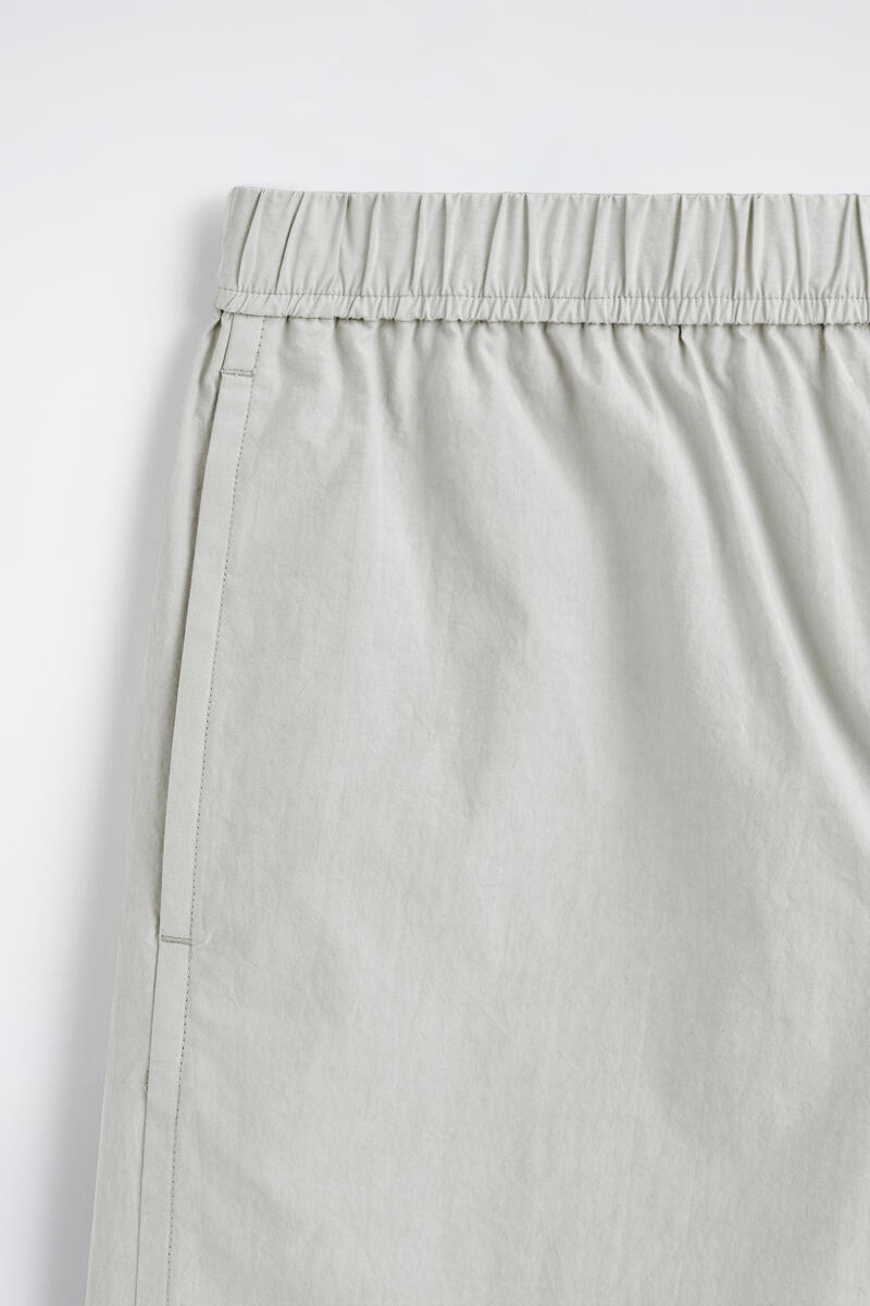 COS ストレッチコットンショートパンツ