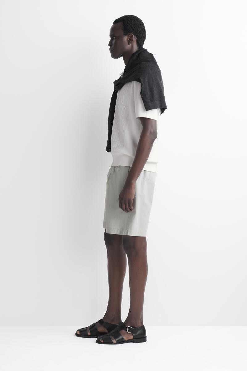 COS ストレッチコットンショートパンツ