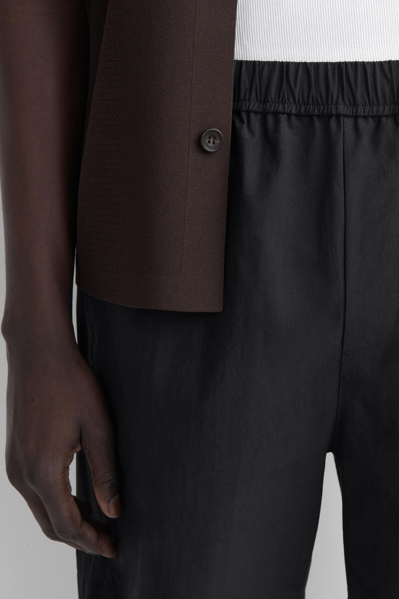 COS ストレッチコットンショートパンツ