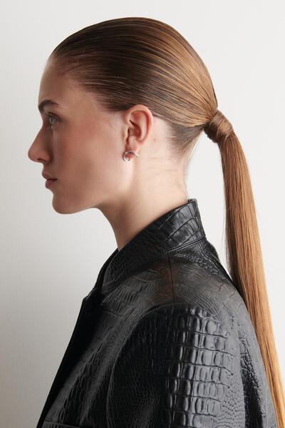 COS スカルプテッド スタッドピアス