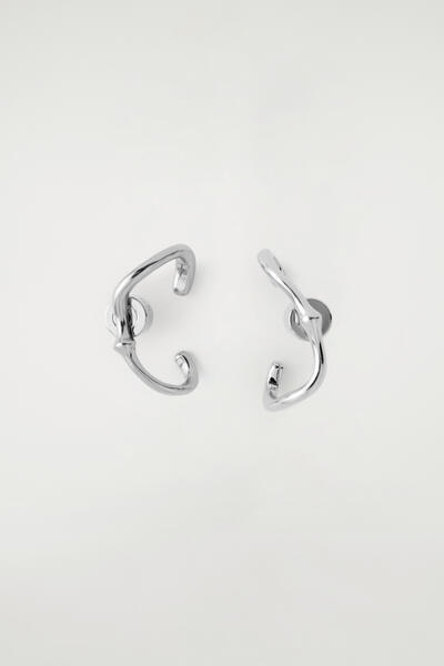 COS スカルプテッド スタッドピアス