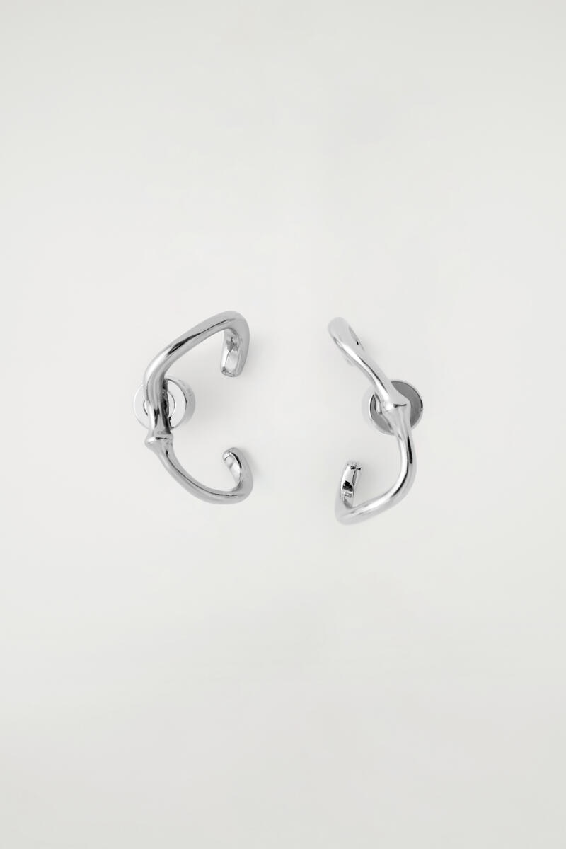 COS スカルプテッド スタッドピアス