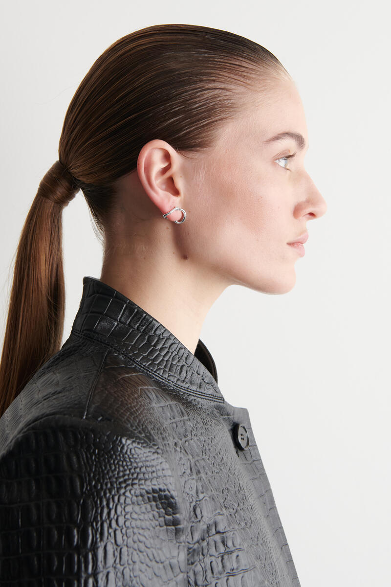 COS スカルプテッド スタッドピアス