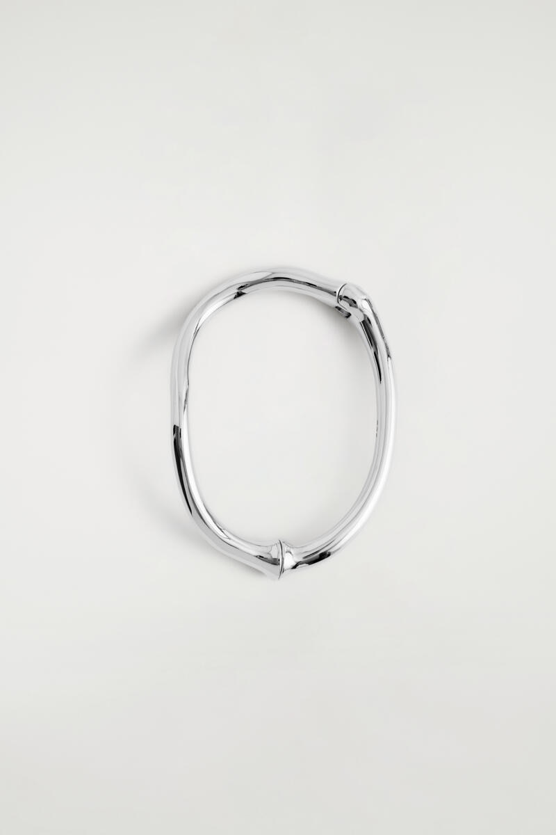 COS スカルプチャー バングル