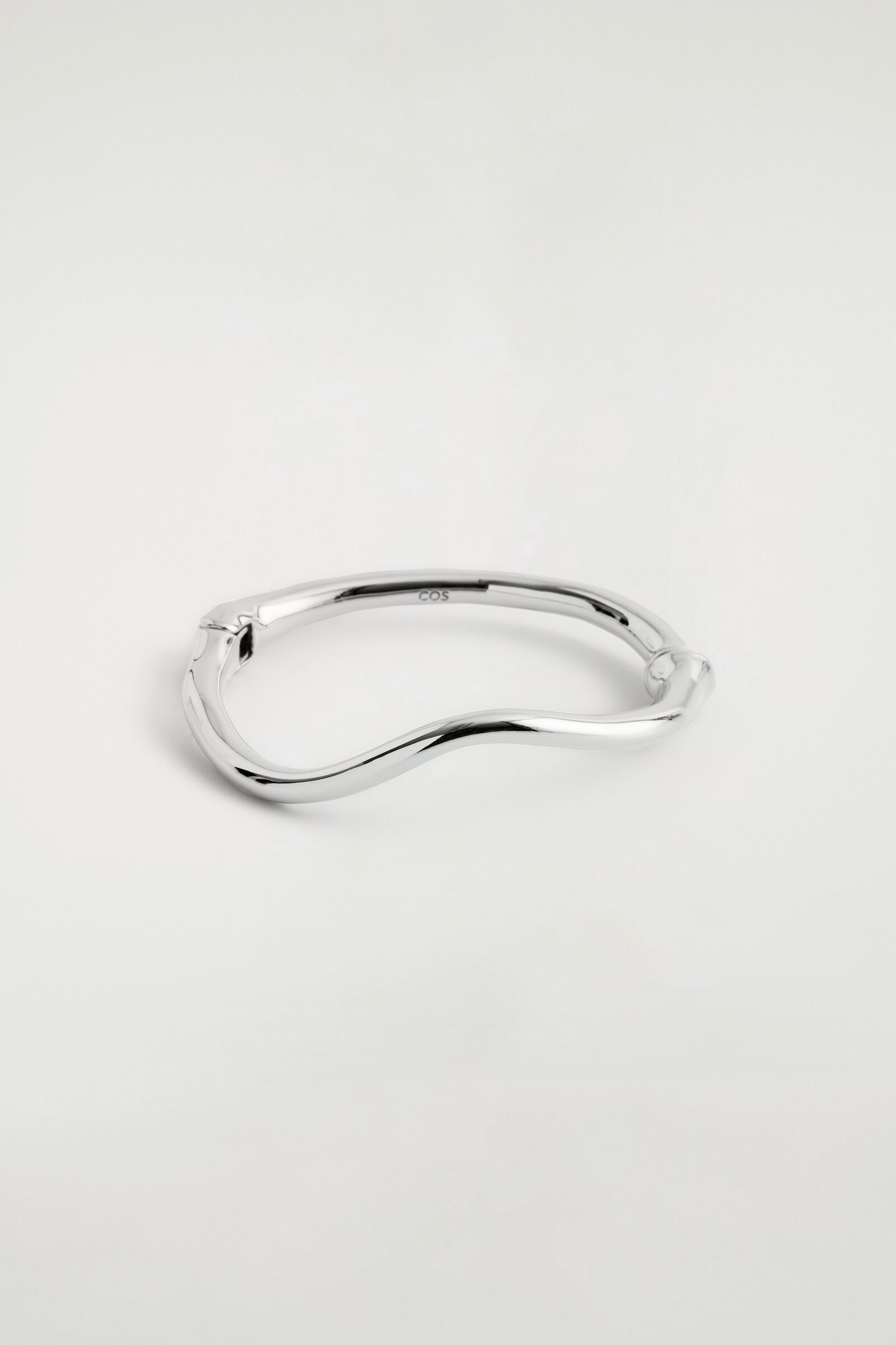 COS SLIM STERLING SILVER カフバングル SCULPTED BANGLE スカルプチャー バングル シルバー｜COS コス 公式