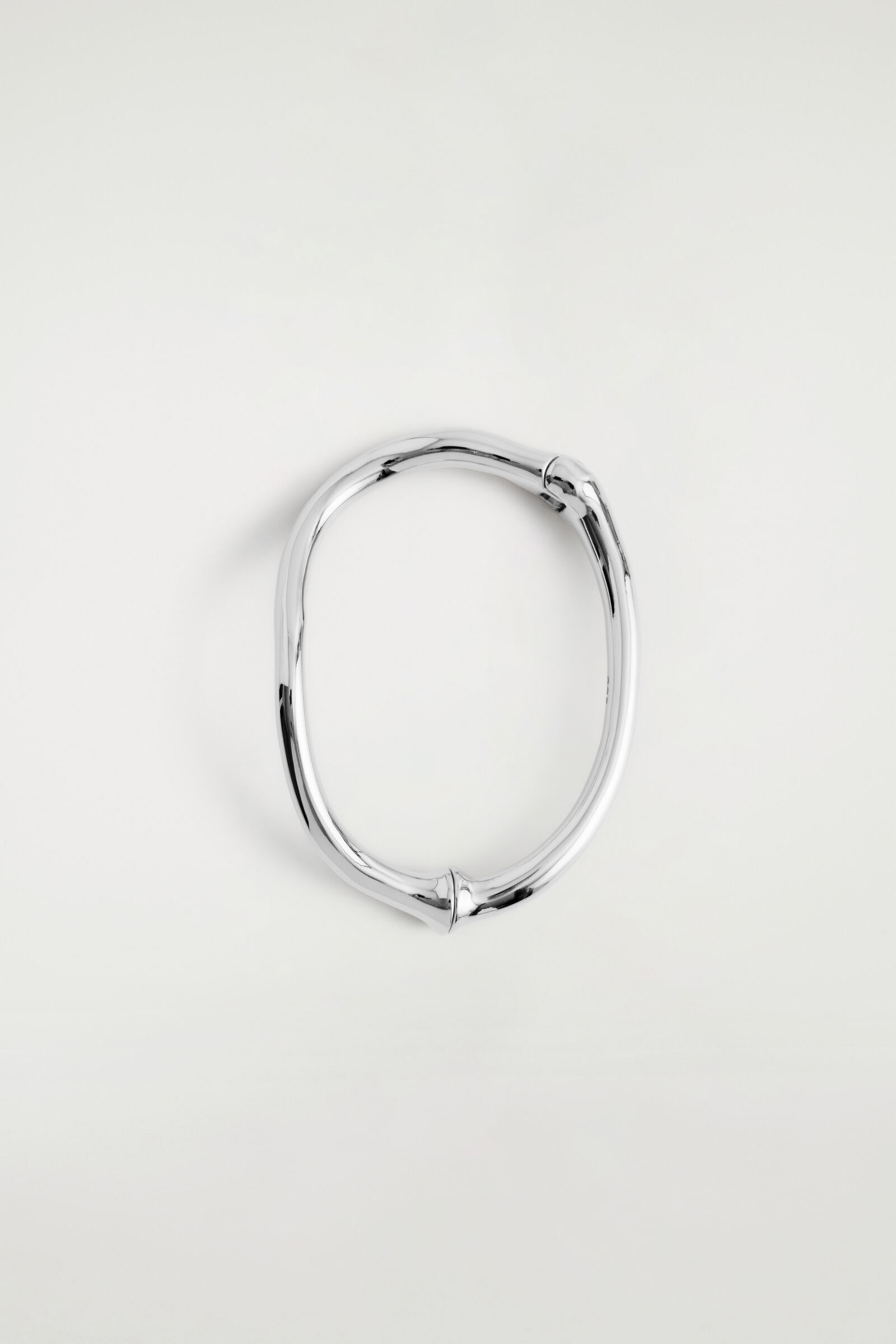 SCULPTED BANGLE スカルプチャー バングル シルバー｜COS コス 公式