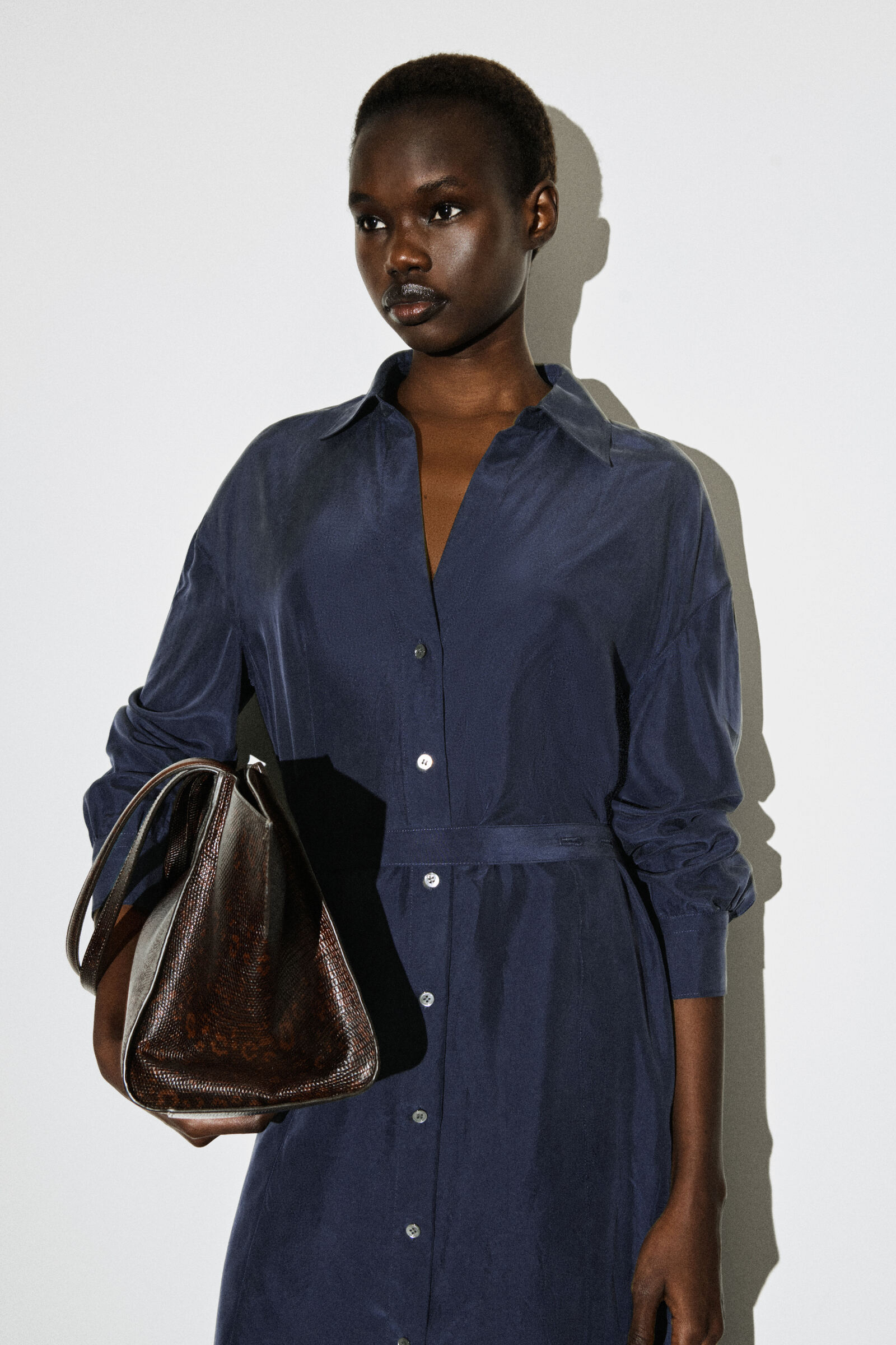 COS シルク100％　ロングシャツワンピース　ネイビー　サイズ42 GATHERED CRINKLED-SILK MIDI SHIRT DRESS ギャザー入りしわ加工