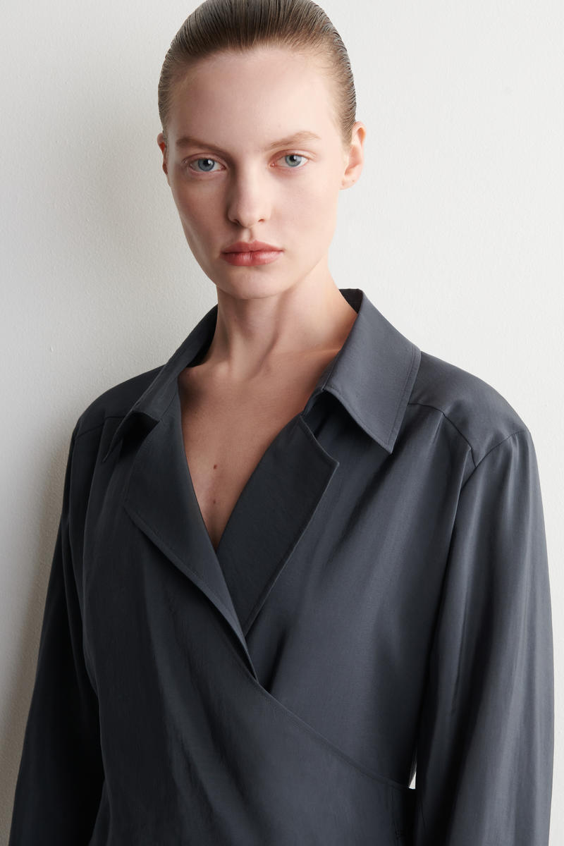 COS ベルト付きトレンチディテールミディドレス