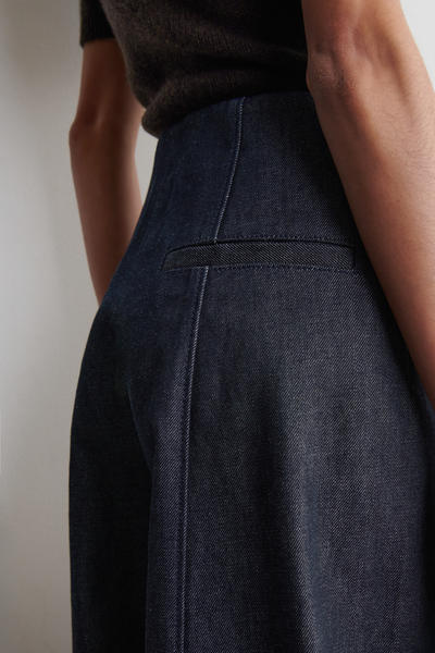 COS RAWデニム クロップドバレルレッグパンツ