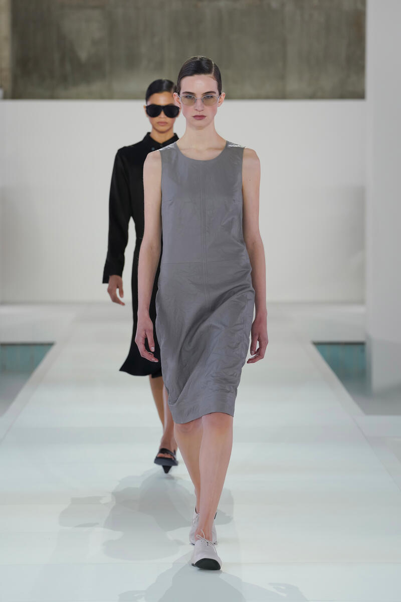 COS テクスチャードレザー シフトドレス