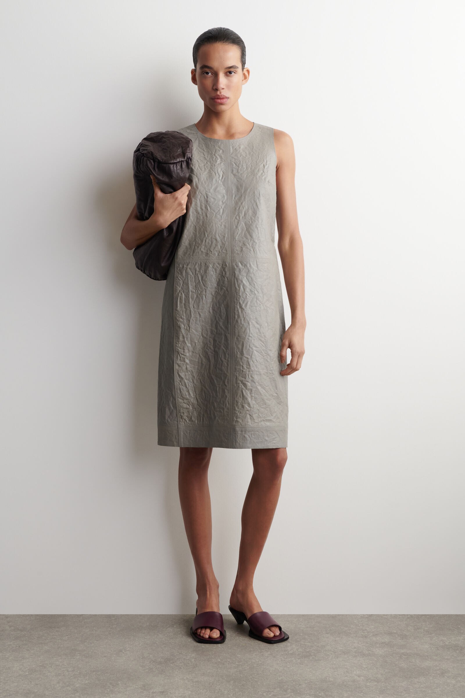 TEXTURED-LEATHER SHIFT DRESS テクスチャードレザー シフトワンピース
