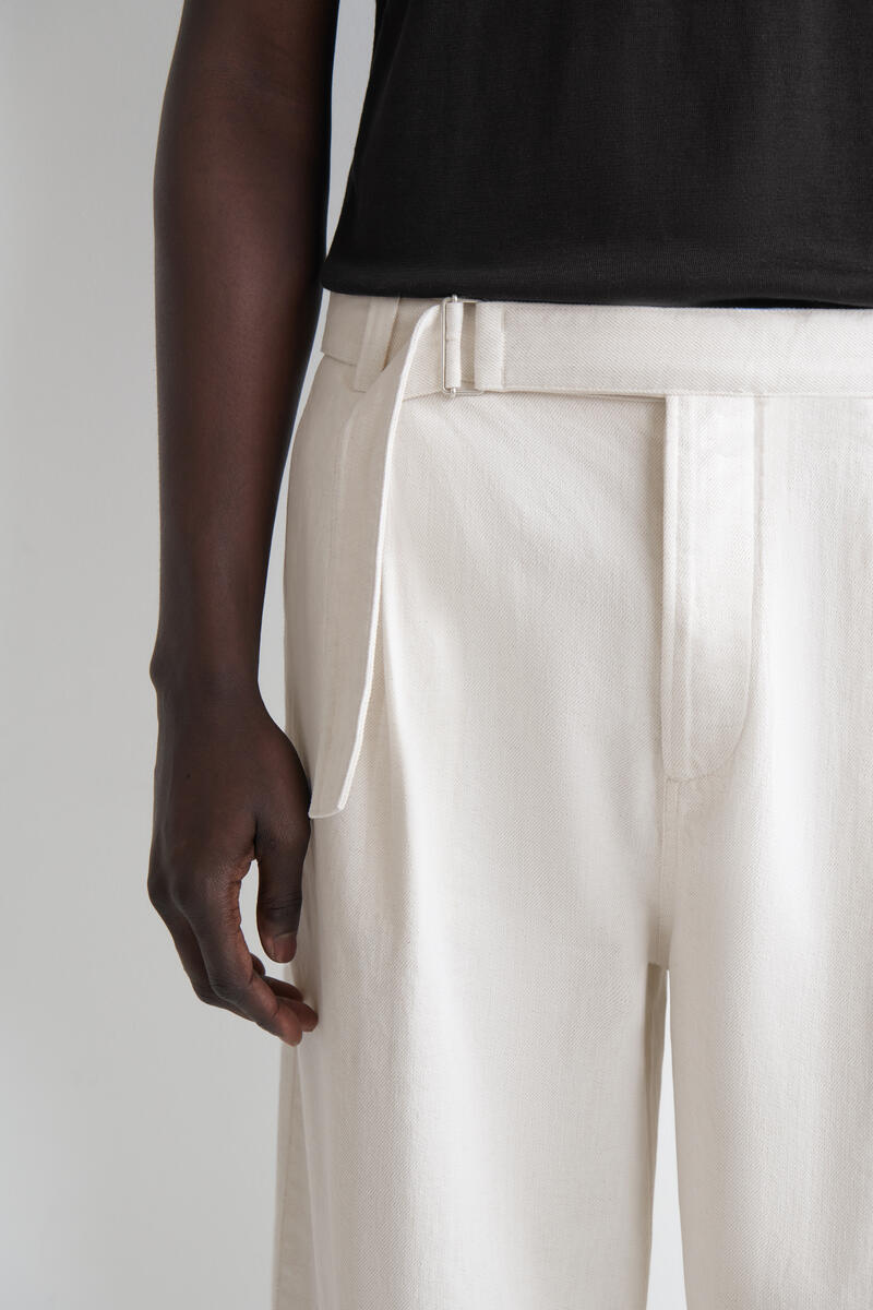 COS ベルト付きデニム　リラックスフィット　バレルレッグパンツ