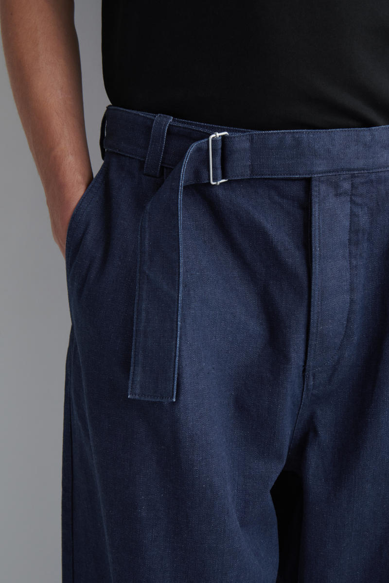 COS ベルト付きデニム　リラックスフィット　バレルレッグパンツ