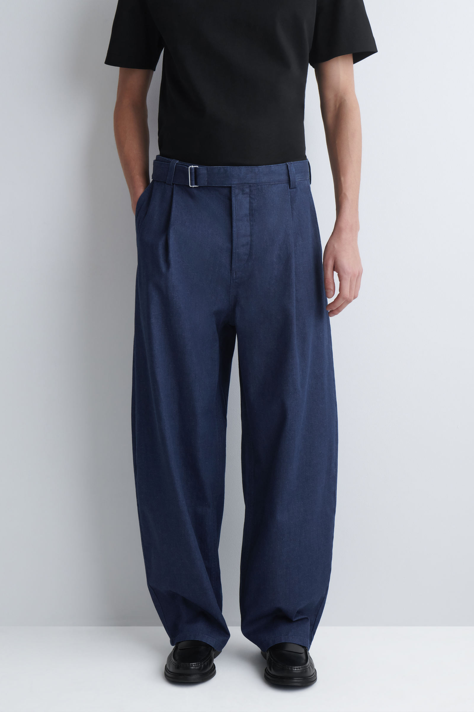 BELTED DENIM RELAXED-FIT BARREL-LEG TROUSERS ベルト付きデニム 
