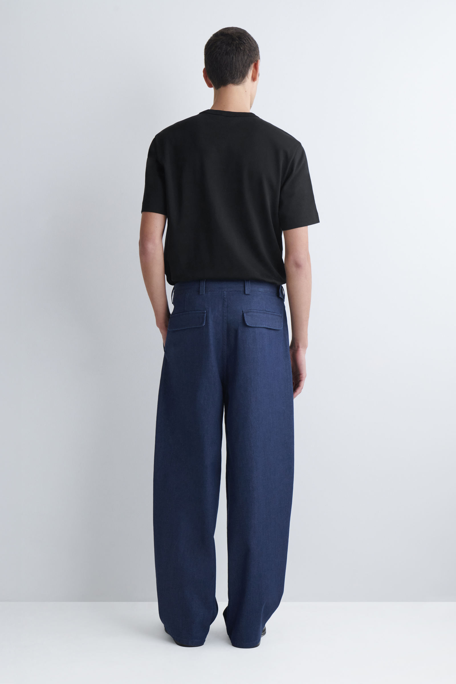 BELTED DENIM RELAXED-FIT BARREL-LEG TROUSERS ベルト付きデニム 