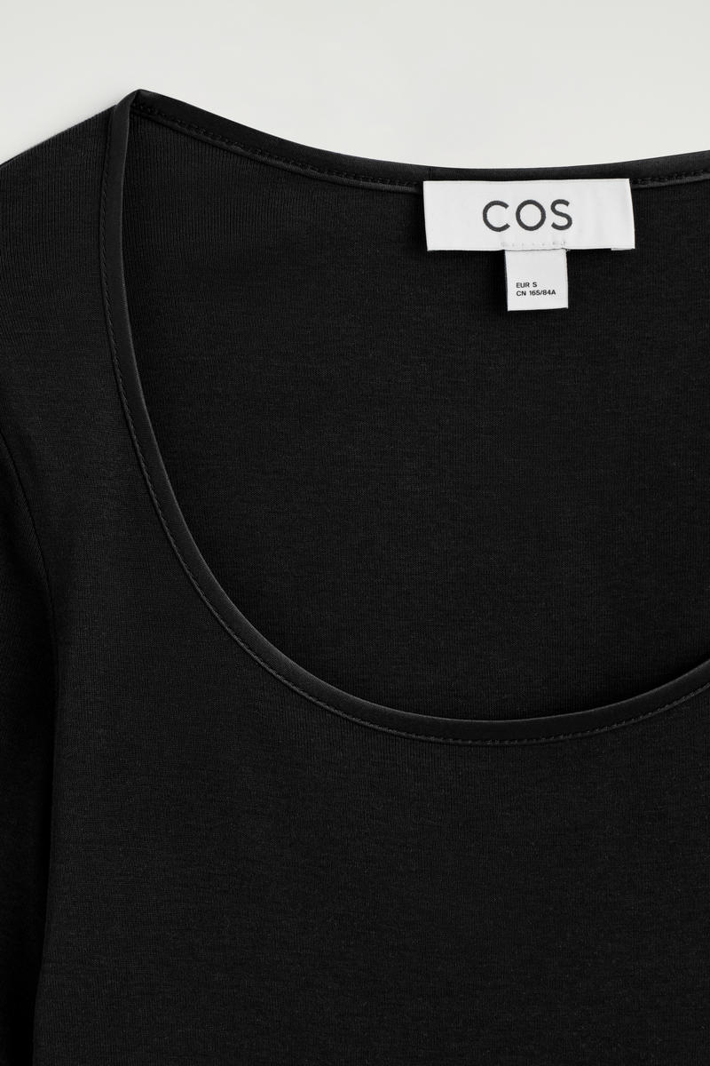 COS サテントリム　コットンジャージー　ロングスリーブトップス