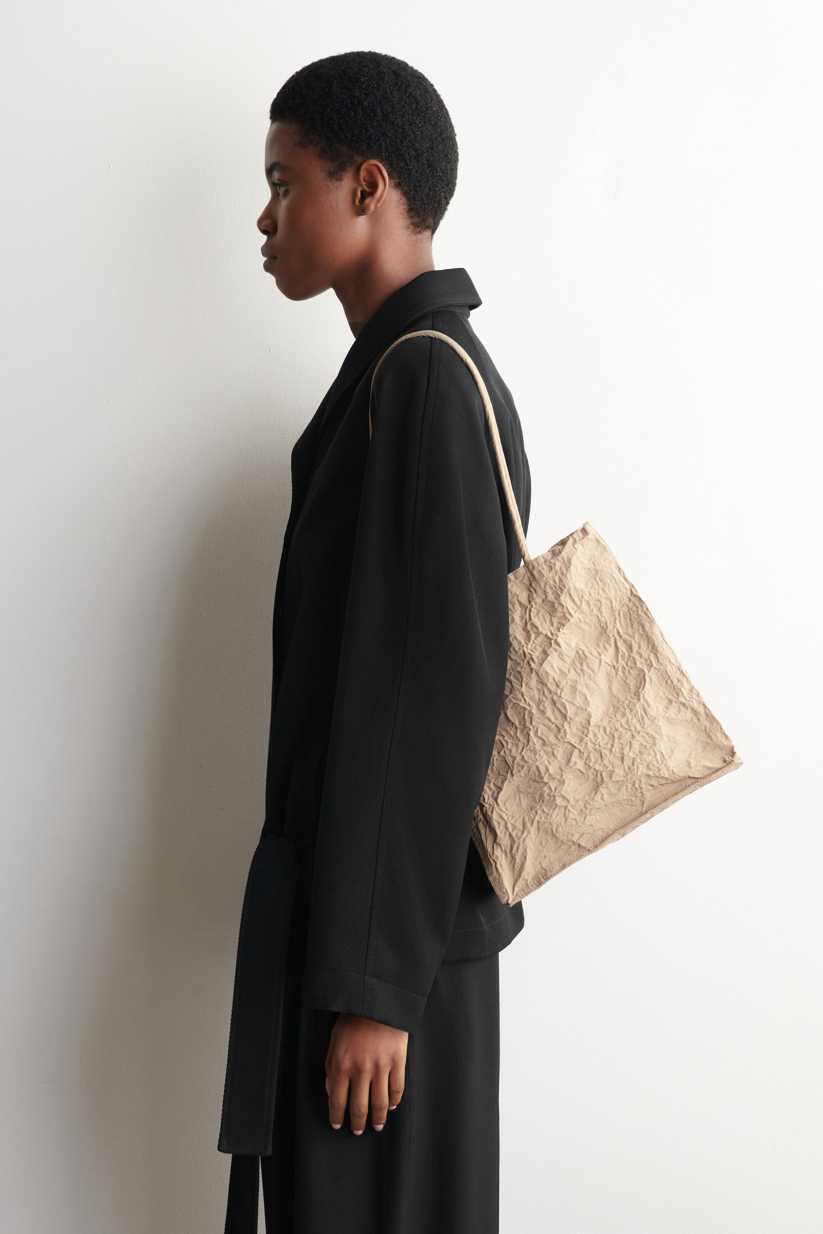 COS トラベルバッグ ベージュ ウール・レザー CRINKLED TOTE BAG シワ加工トートバッグ ベージュ｜COS コス 公式