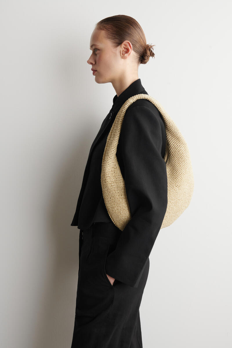 COS カーブショルダーバッグ - ストロー