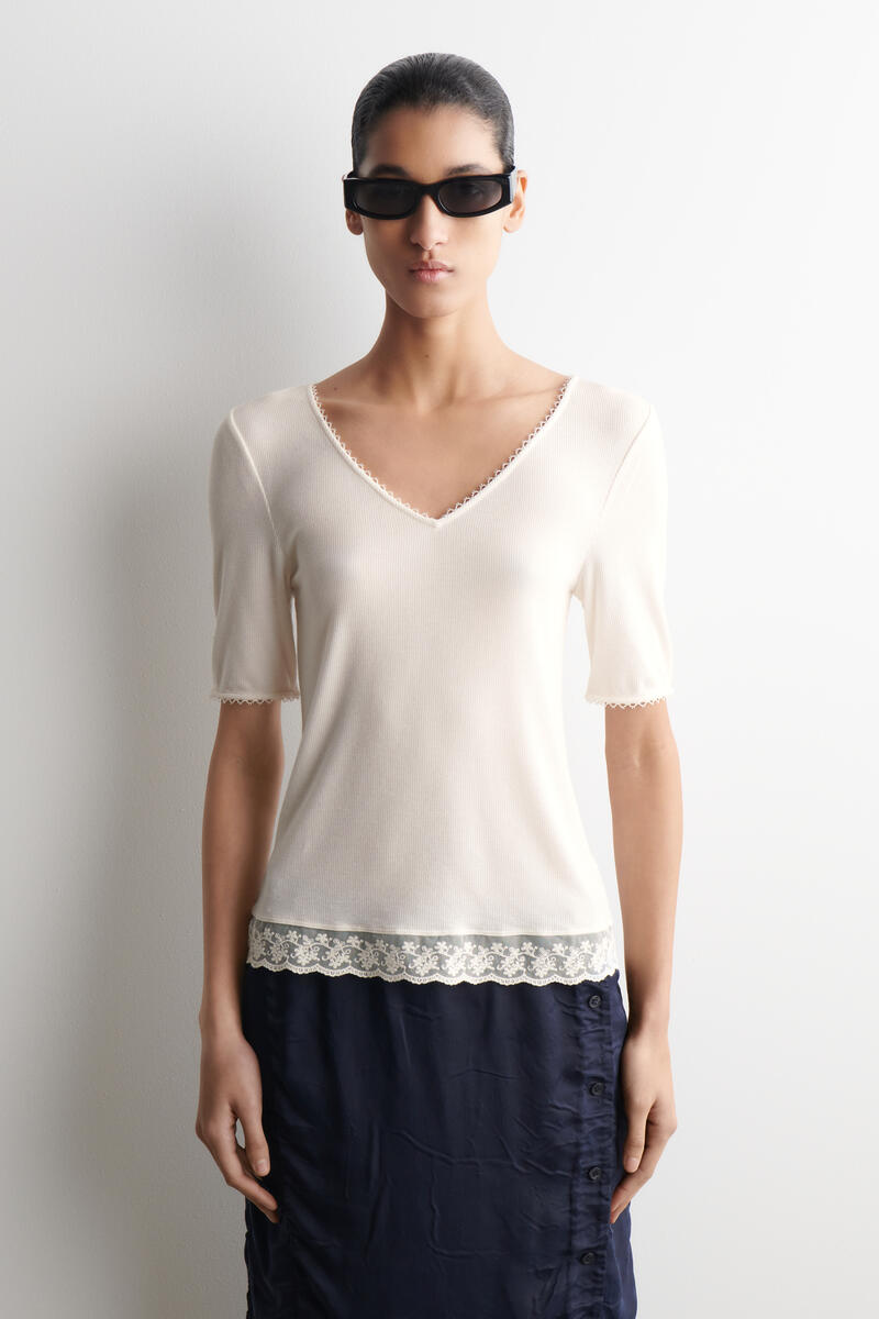 COS レーストリムリブVネックTシャツ